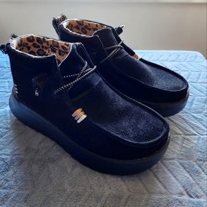 Women's Hey Dude Black Suede Platform Booties Size 8